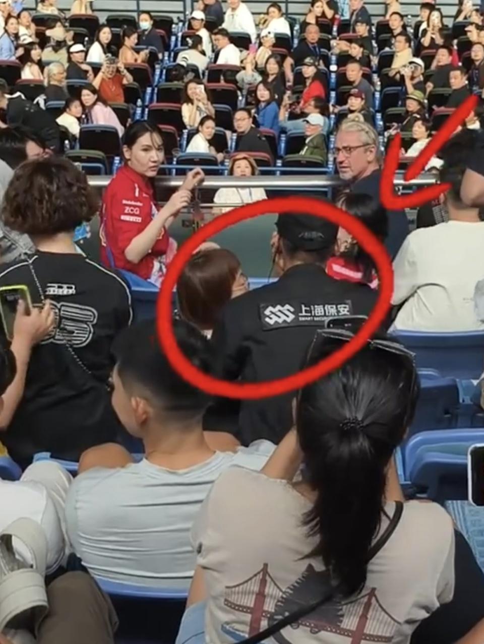 她大喊, 目前, 赛大声叫喊 她大喊, 目前, 赛大声叫喊